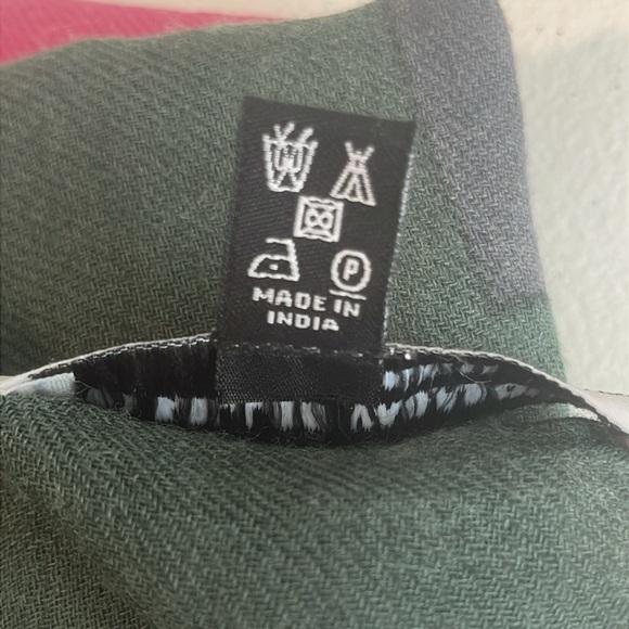 NWT Les Belles Vagabondes 100% Wool  Oversized Scarf Mini Throw NWT - Picture 4 of 5